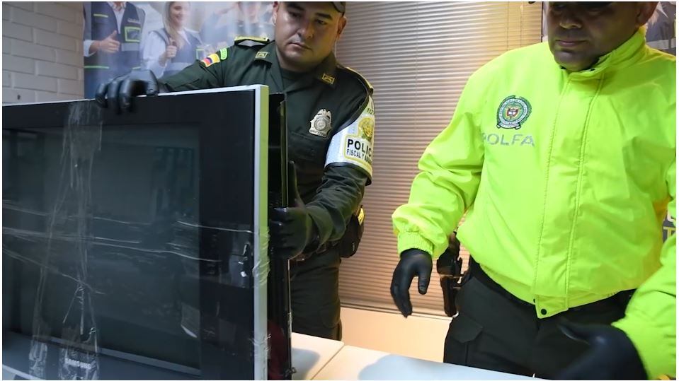 Armas de fuego escondidas en un televisor- foto policía Metropolitana