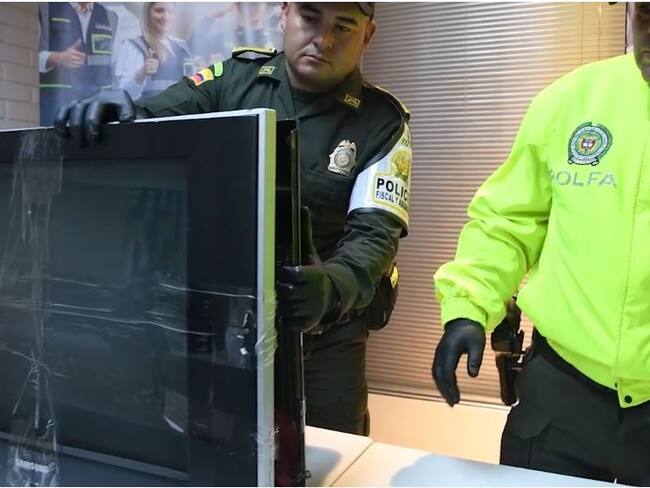 Armas de fuego escondidas en un televisor- foto policía Metropolitana