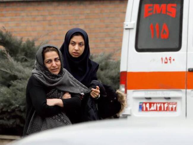 Parientes de los pasajeros del vuelo de Aseman que se accidentó en Irán.