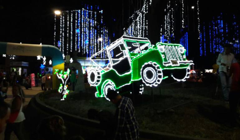 El jeep Willys alumbrando en navidad en el Parque Sucre de Armenia