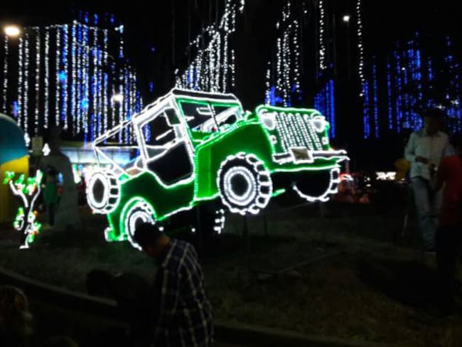 El jeep Willys alumbrando en navidad en el Parque Sucre de Armenia