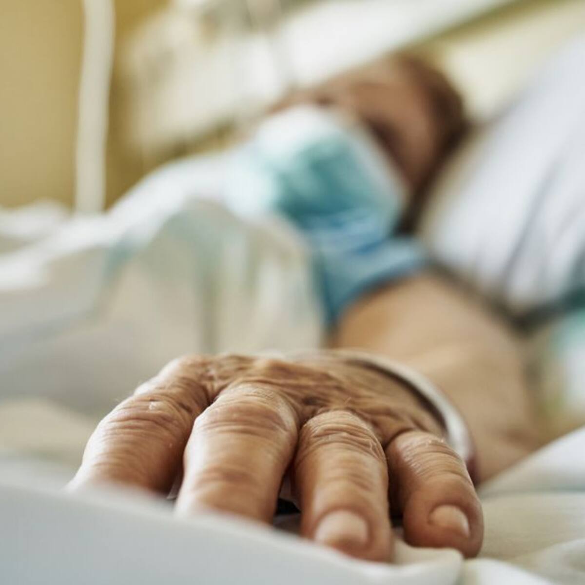 Adultos mayores encabezan la lista de fallecidos por COVID en Colombia