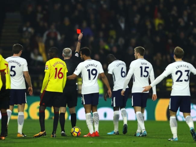 Davinson Sánchez se fue expulsado en el empate del Tottenham ante Watford