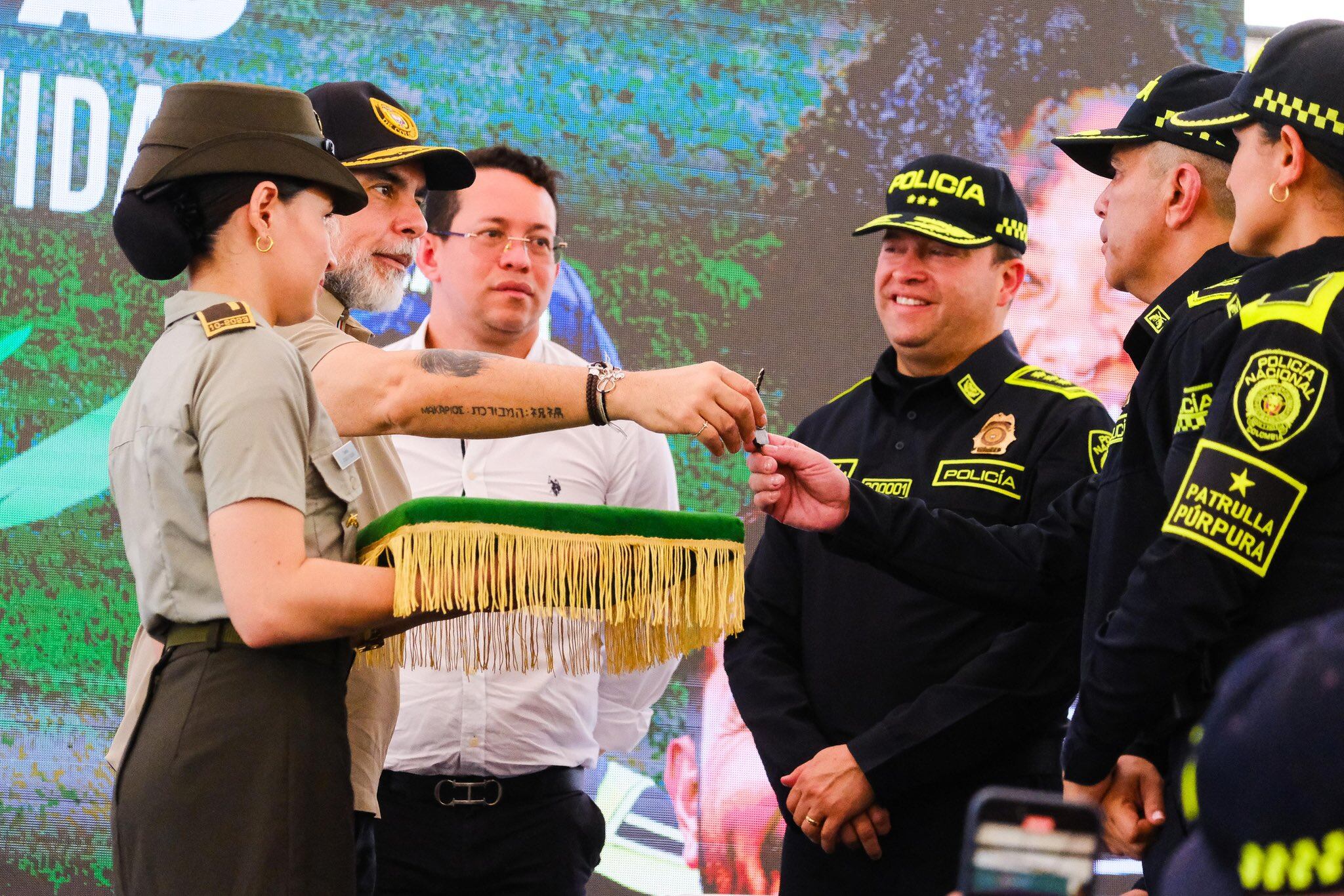 MinInterior entregando llaves del nuevo comando al comandante del Departamento de Policía Atlántico.