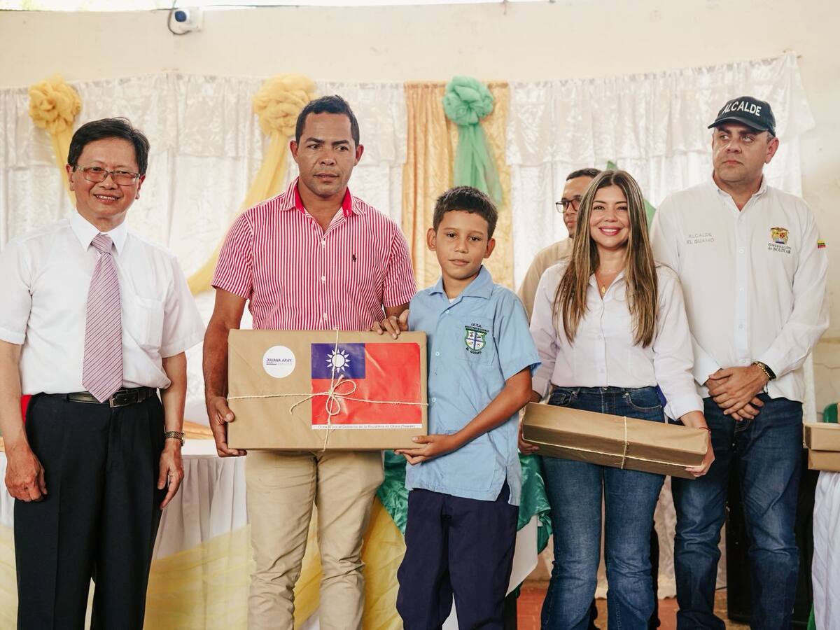 Estudiantes de El Guamo- Bolívar recibieron dotación tecnológica gestionada por Juliana Aray