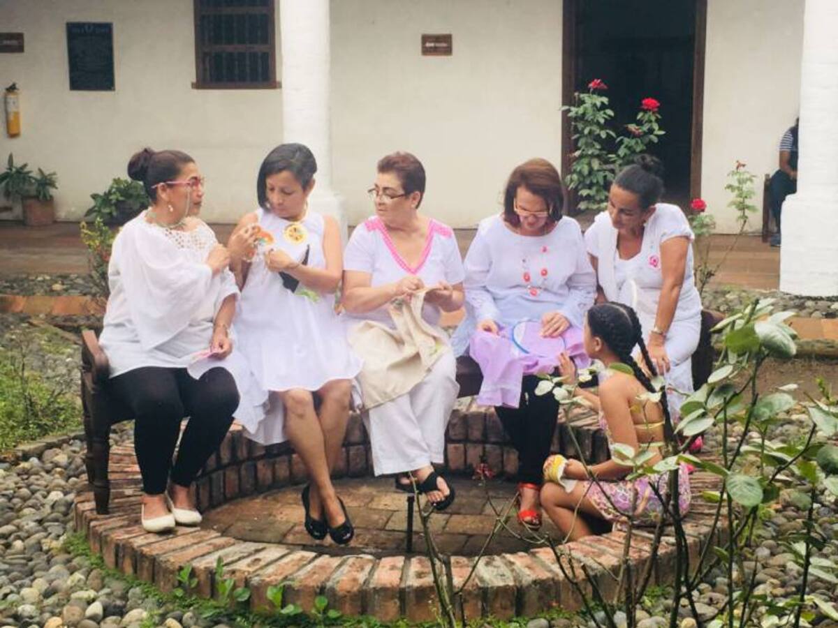 Mujeres que bordan vida y progreso en su región