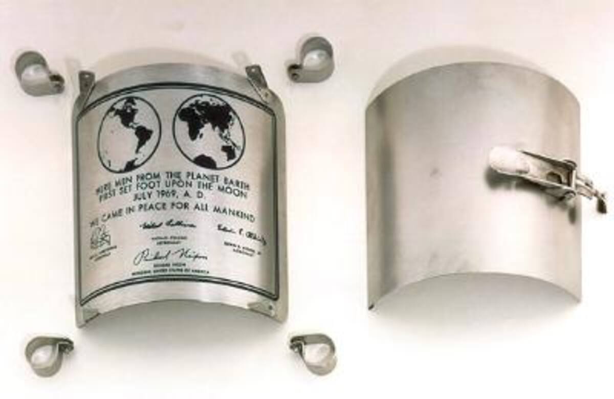 Los astronautas consiguieron reunir 21,7 kilogramos de roca lunar. Estudiando las muestras, los astrónomos descubrieron que estas piedras eran muy diferentes de las rocas terrestres, e incluso de los meteoritos. En concreto las muestras carecían de cualquier tipo de mineral hidratado, lo que indica que nunca existió agua en el llamado Mar de la Tranquilidad.