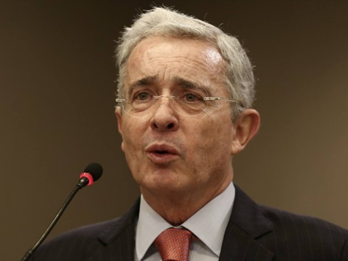 Corte se abstiene de investigar a Álvaro Uribe