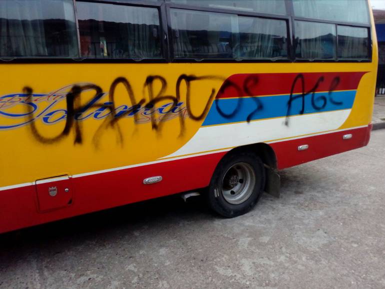Este bus amaneció marcado en Berlín corregimiento de Samaná.