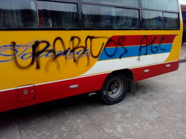 Este bus amaneció marcado en Berlín corregimiento de Samaná.