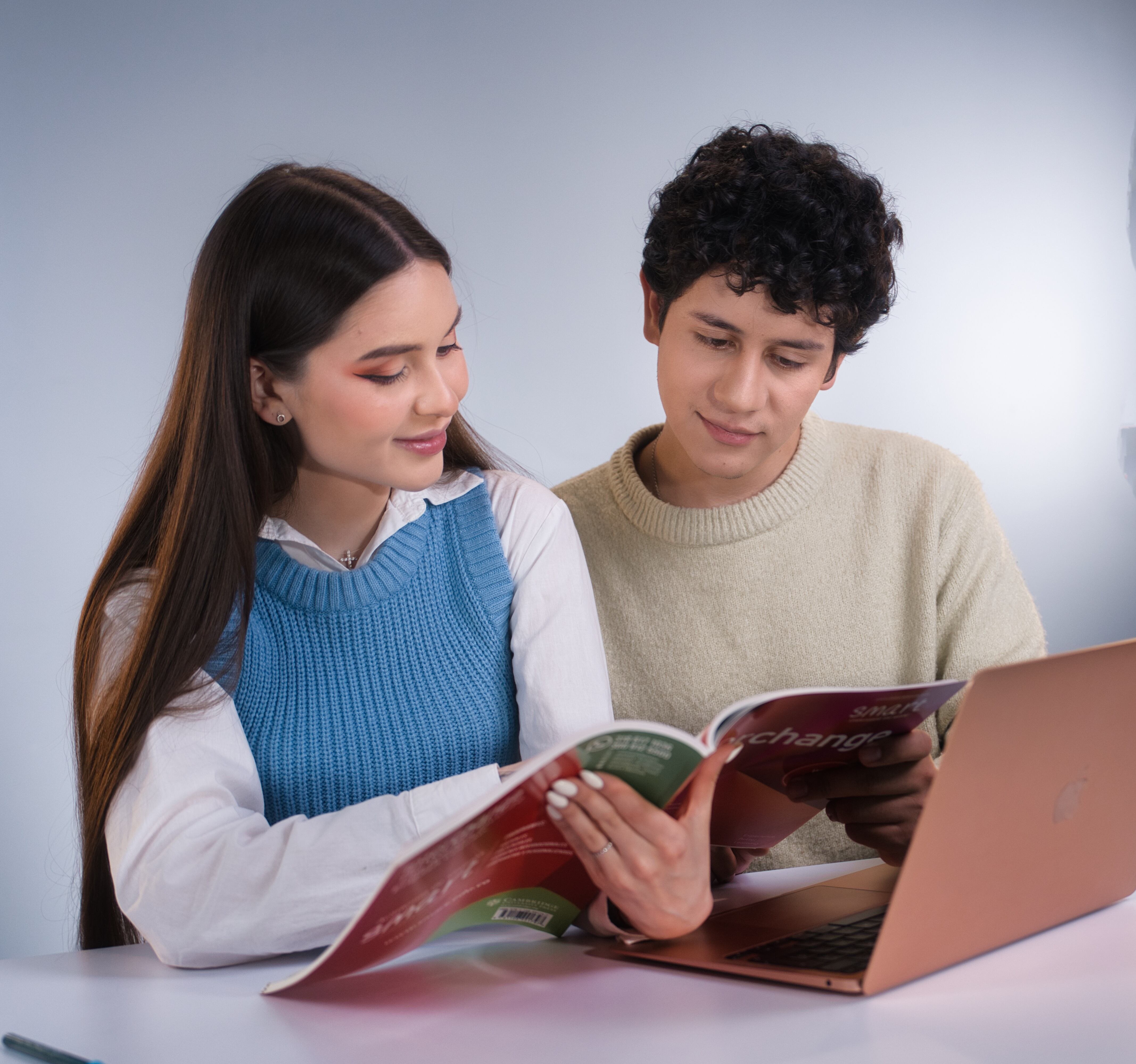 Jóvenes estudiando íngles