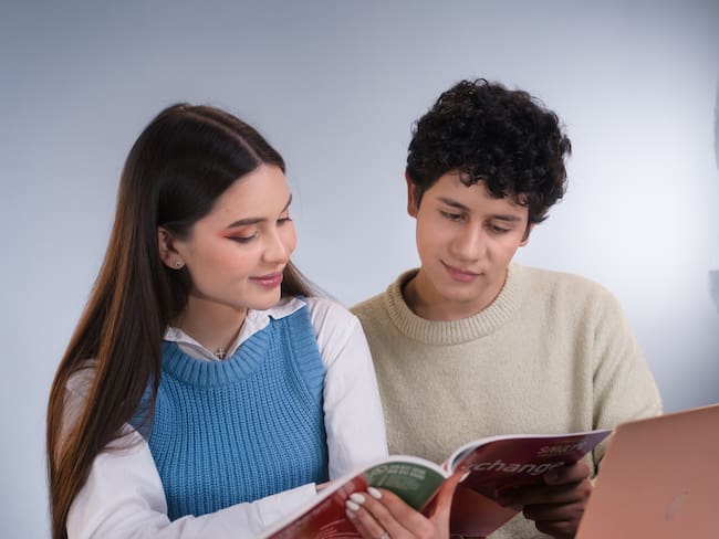 Jóvenes estudiando íngles