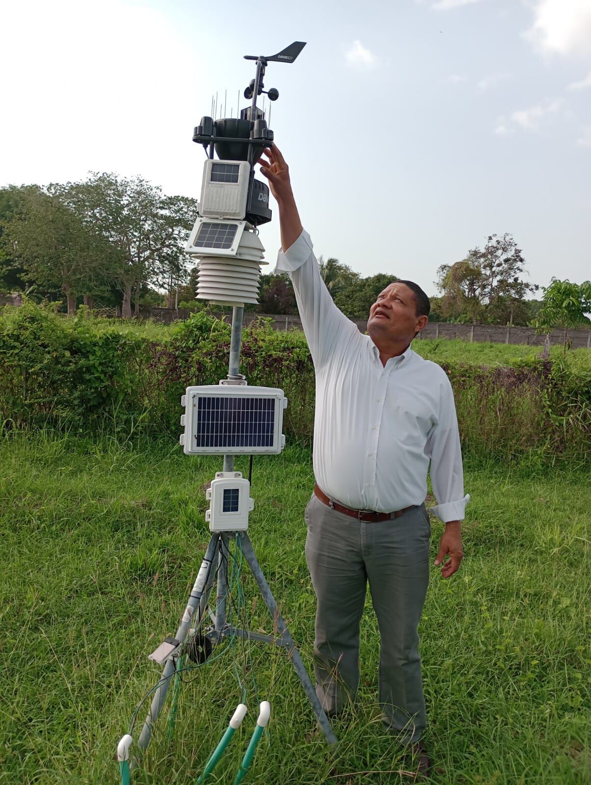 El investigador Teobaldis Mercado en la estación climática de la Universidad de Córdoba.