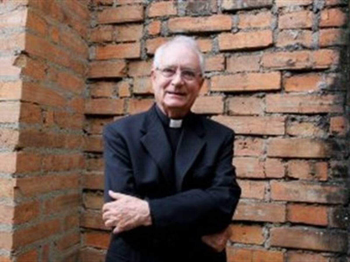 Familiares y amigos dan el último adiós al padre Calixto