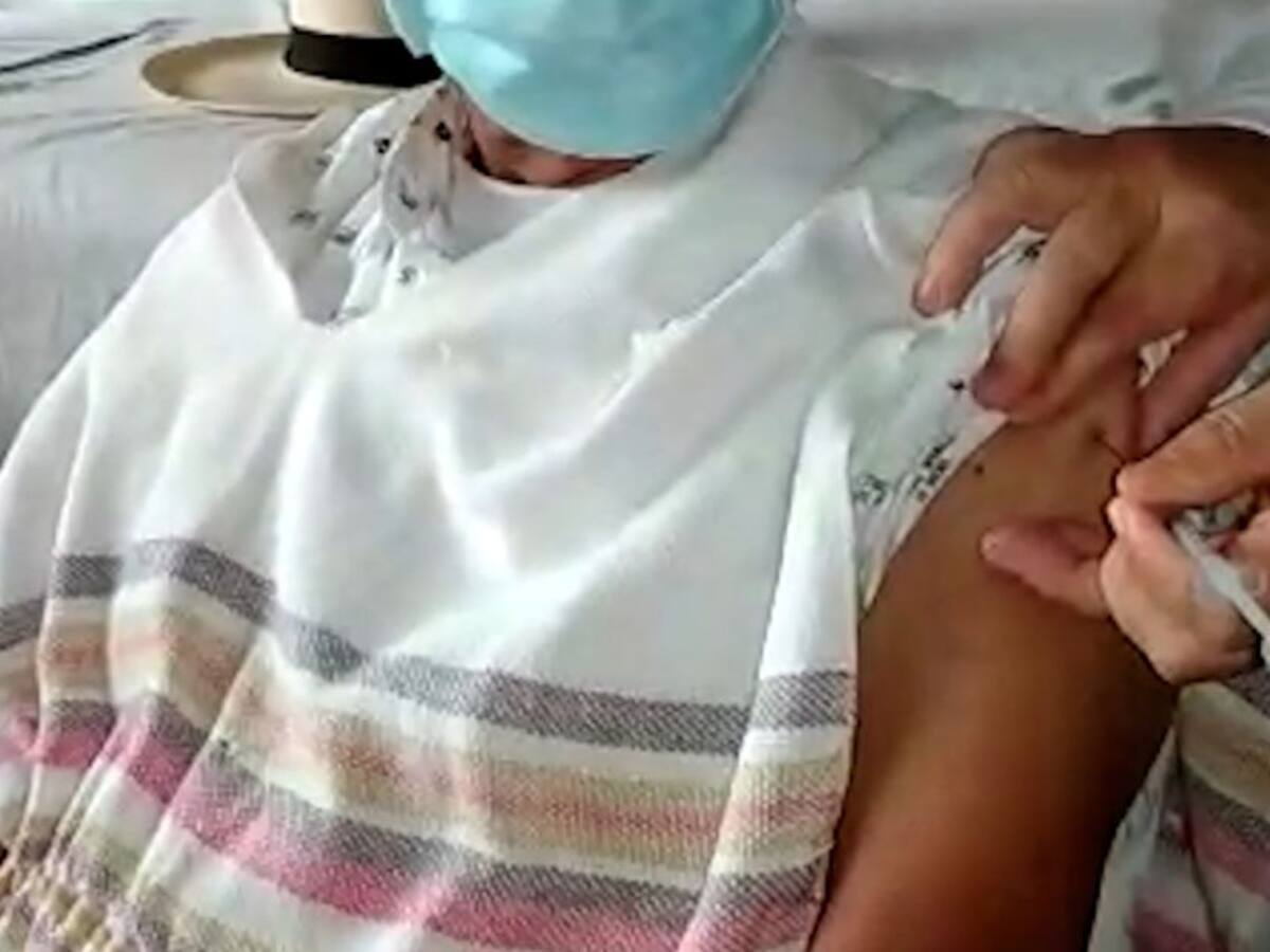 El primer excombatiente en Antioquia ya fue vacunado