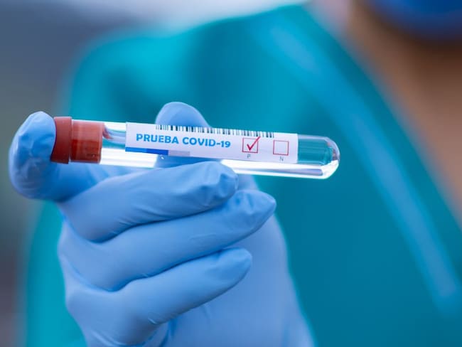 Pruebas de COVID podrían haber detectado células inactivas del virus