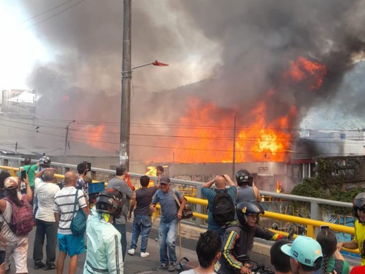Incendio consume decenas de locales comerciales en zona céntrica de Ibagué