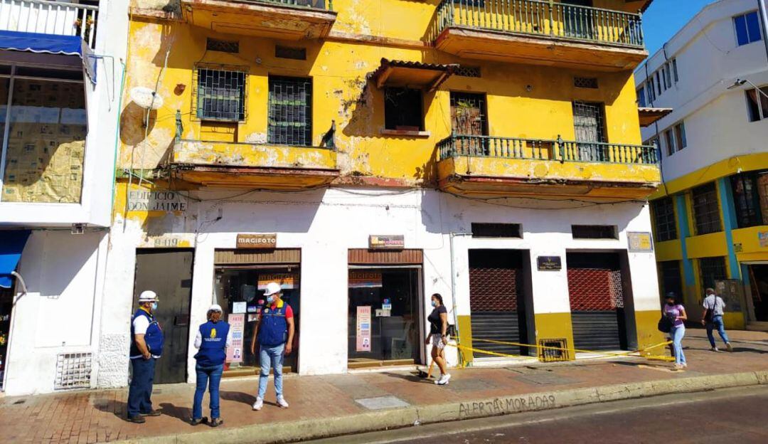 Tras evidenciar una caída de material de los balcones, la OAGRD realizó una inspección, evidenciando un alto riesgo en la edificación