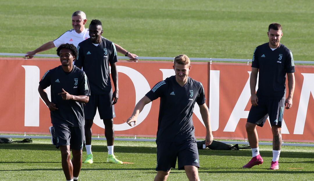 Sesión de entrenamiento de la Juventus con el colombiano Juan Guillermo Cuadrado (izq.).