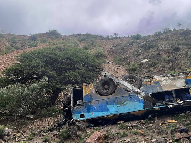 ATENCIÓN ADITORES MATERIAL GRÁFICO AME1009. POTOSI (BOLIVIA), 17/02/2025.- Fotografía cedida por la Policía Boliviana de un autobús accidentado este lunes, en Potosí (Bolivia). Al menos 31 personas murieron y 15 resultaron heridas en Bolivia después de que un autobús de transporte interprovincial cayó por una hondonada de unos 800 metros tras salirse de la carretera, en la región andina de Potosí, informó la Policía. EFE/ Policía Boliviana/ SOLO USO EDITORIAL/SOLO DISPONIBLE PARA ILUSTRAR LA NOTICIA QUE ACOMPAÑA (CRÉDITO OBLIGATORIO) MÁXIMA CALIDAD DISPONIBLE