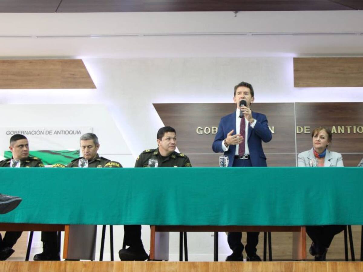 Relación entre policía y gobernador en cuidados intensivos