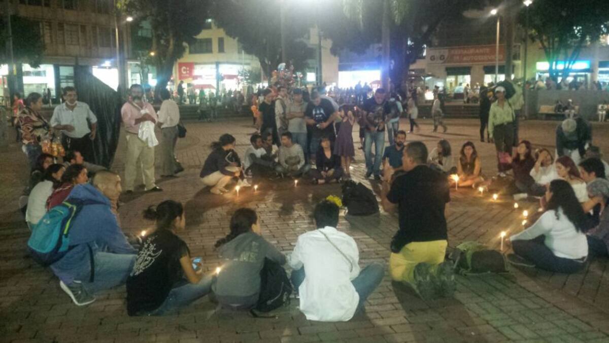 Luego, en la Plaza de Bolívar, se reunieron con velas blancas para hacer un círculo que simbolizaba el cierre del ciclo de los acuerdos ya.