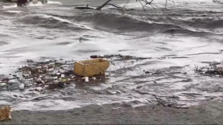 Basuras llegan al mar en Santa Marta luego de ser arrastradas por las lluvias. Foto: Captura de video de Bomberos Santa Marta.