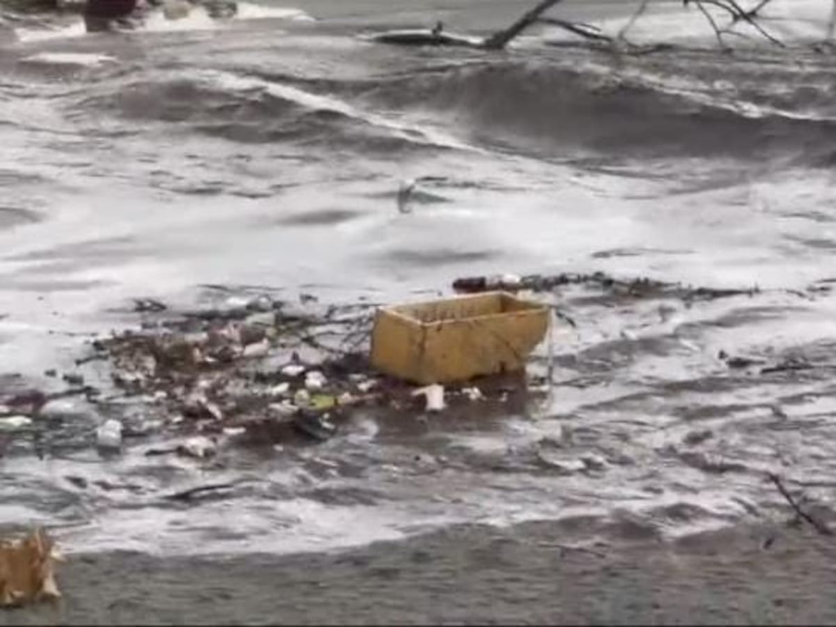 Basuras llegan al mar en Santa Marta luego de ser arrastradas por las lluvias