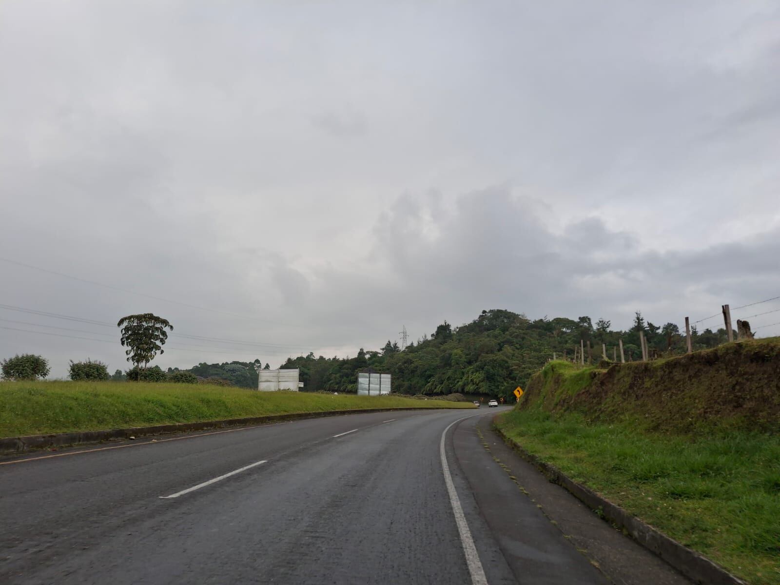 Día nublado en vía Armenia- Pereira (Vanessa Porras/ Caracol RAdio)