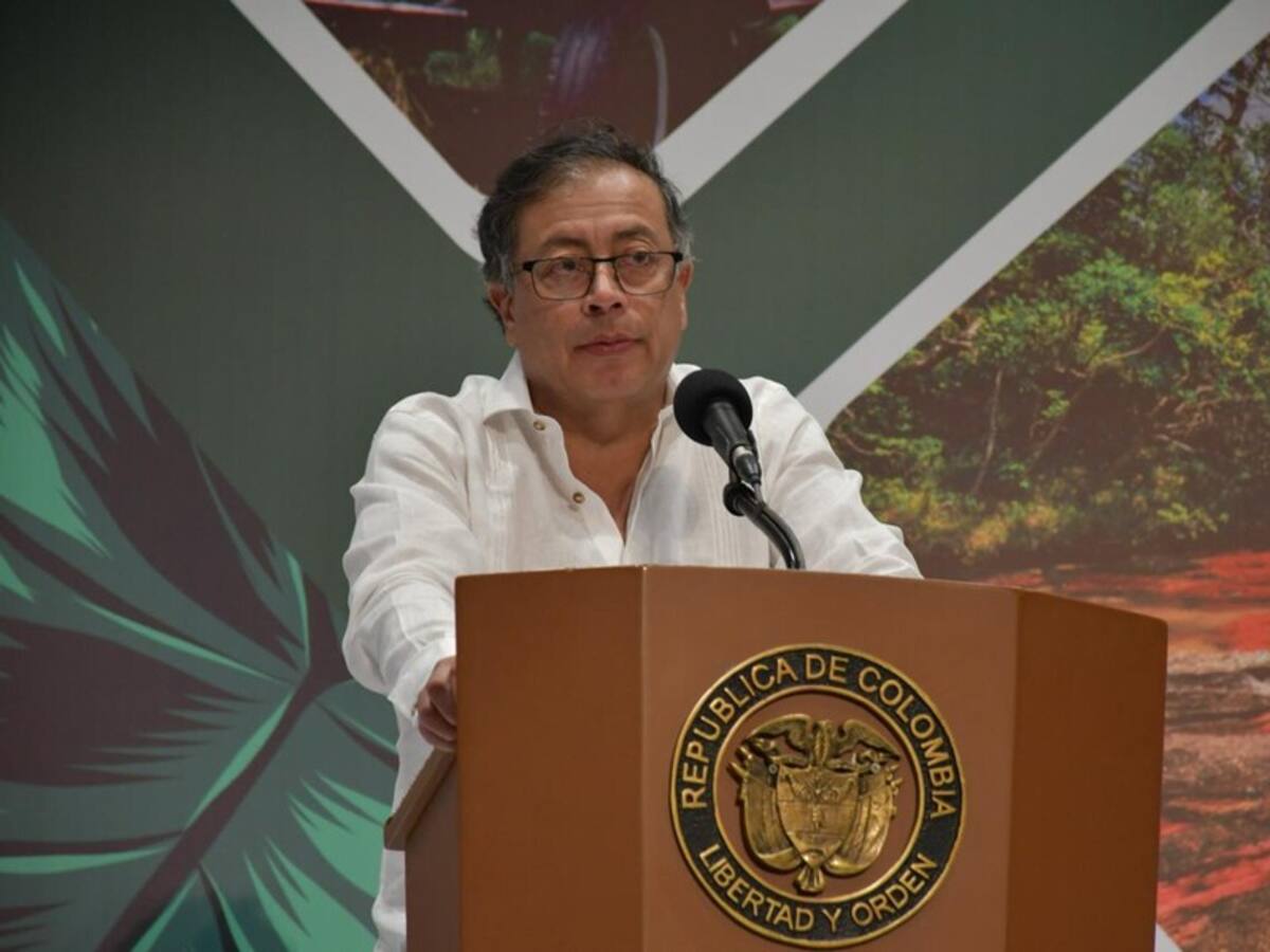 Al Oído: Petro distrae con un pie y con el otro sigue los pasos de Chávez