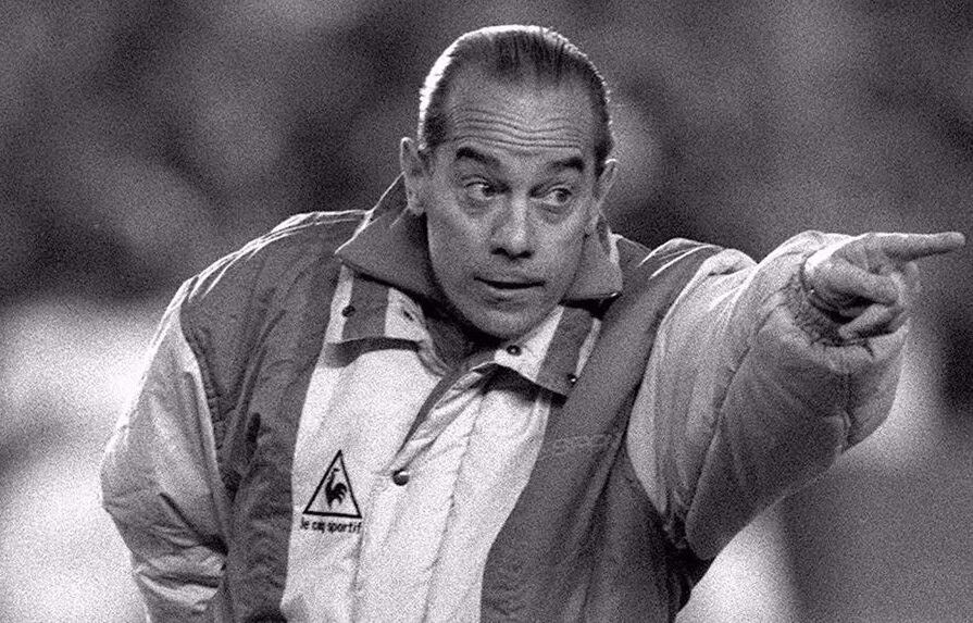 Luis Suárez dirigiendo a la Selección de España en diciembre de 1988 en Sevilla / EFE