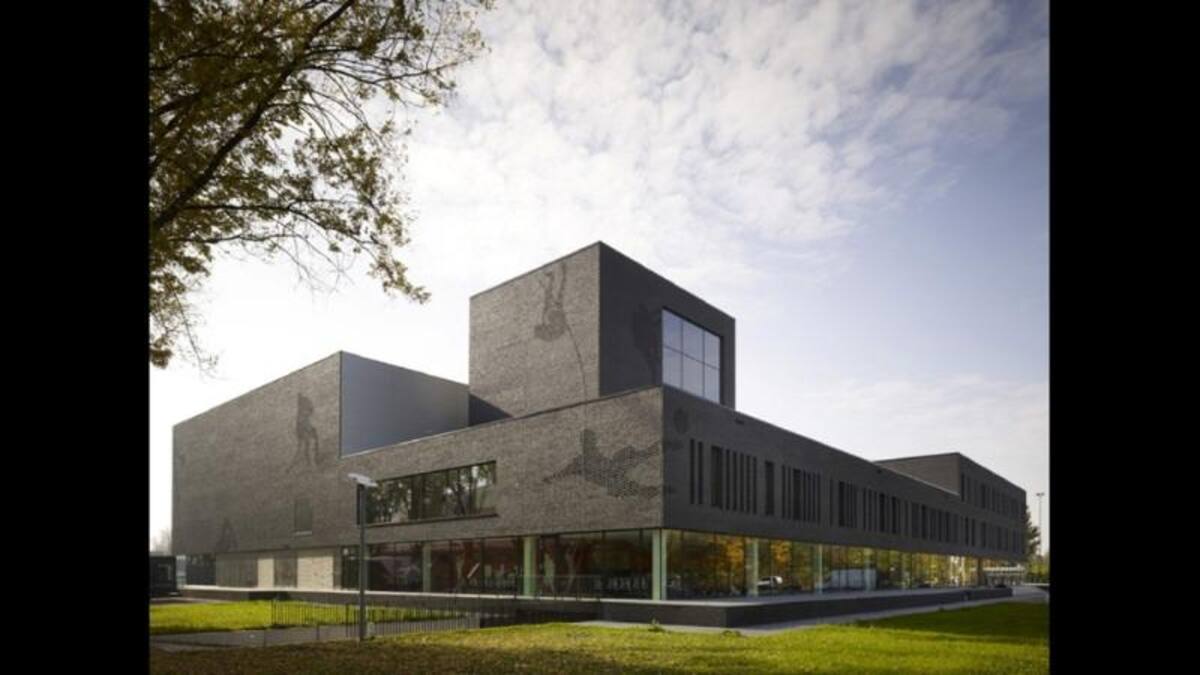 Fontys Sports College, en Holanda, es una instalación deportiva social que ganó el primer lugar en la categoría Escuelas. Diseñado por Mecanoo Internacional, es el catalizador para convertir los Parques Genneper de Eindhoven en una finca de deporte.