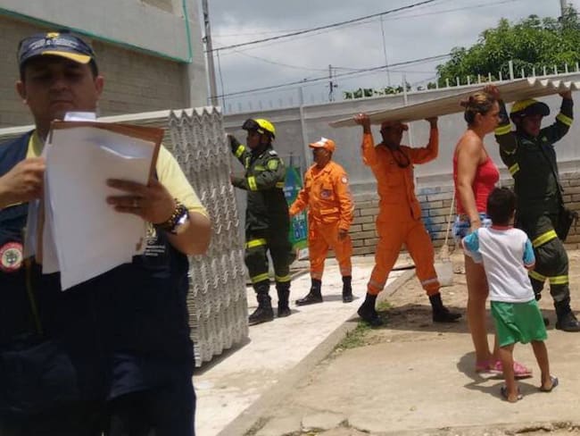 Alcaldía de Barranquilla entrega ayuda a damnificados por vendaval