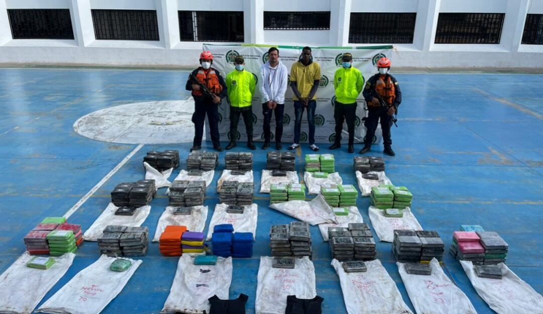 Droga incautada y dos capturados. Cortesía: Policía