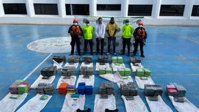 Droga incautada y dos capturados. Cortesía: Policía