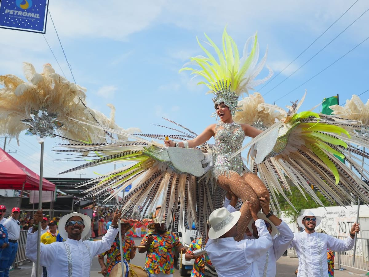 EN FOTOS: La reina Michelle Char “se vistió” de cacatúa imperial en la Gran Parada de Comparsas