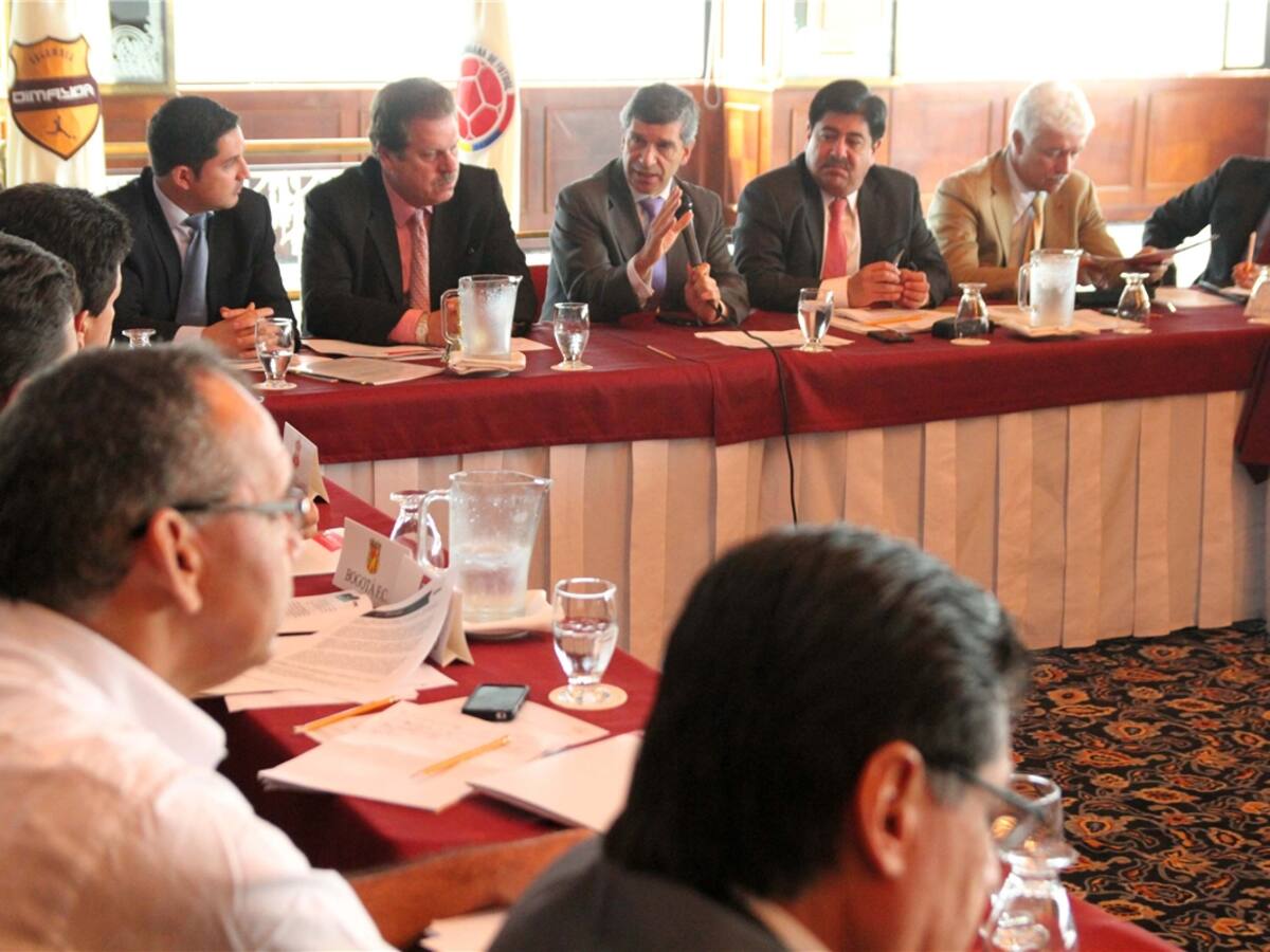 Directivos del fútbol colombiano y el Ministro de trabajo discutieron ley del fútbol