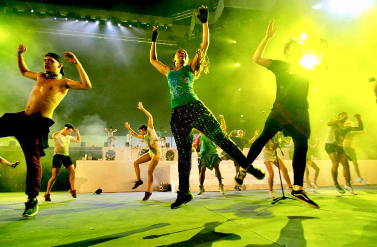 Bailarines ensayan el show inaugural en el Estadio Metropolitano