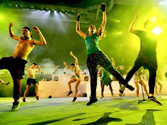 Bailarines ensayan el show inaugural en el Estadio Metropolitano