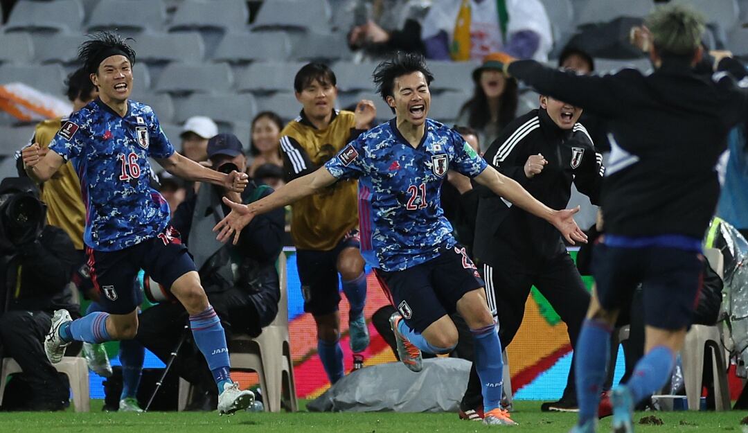 Kaoru Mitoma festeja el gol del triunfo y de la clasificación al Mundial ante los australianos.