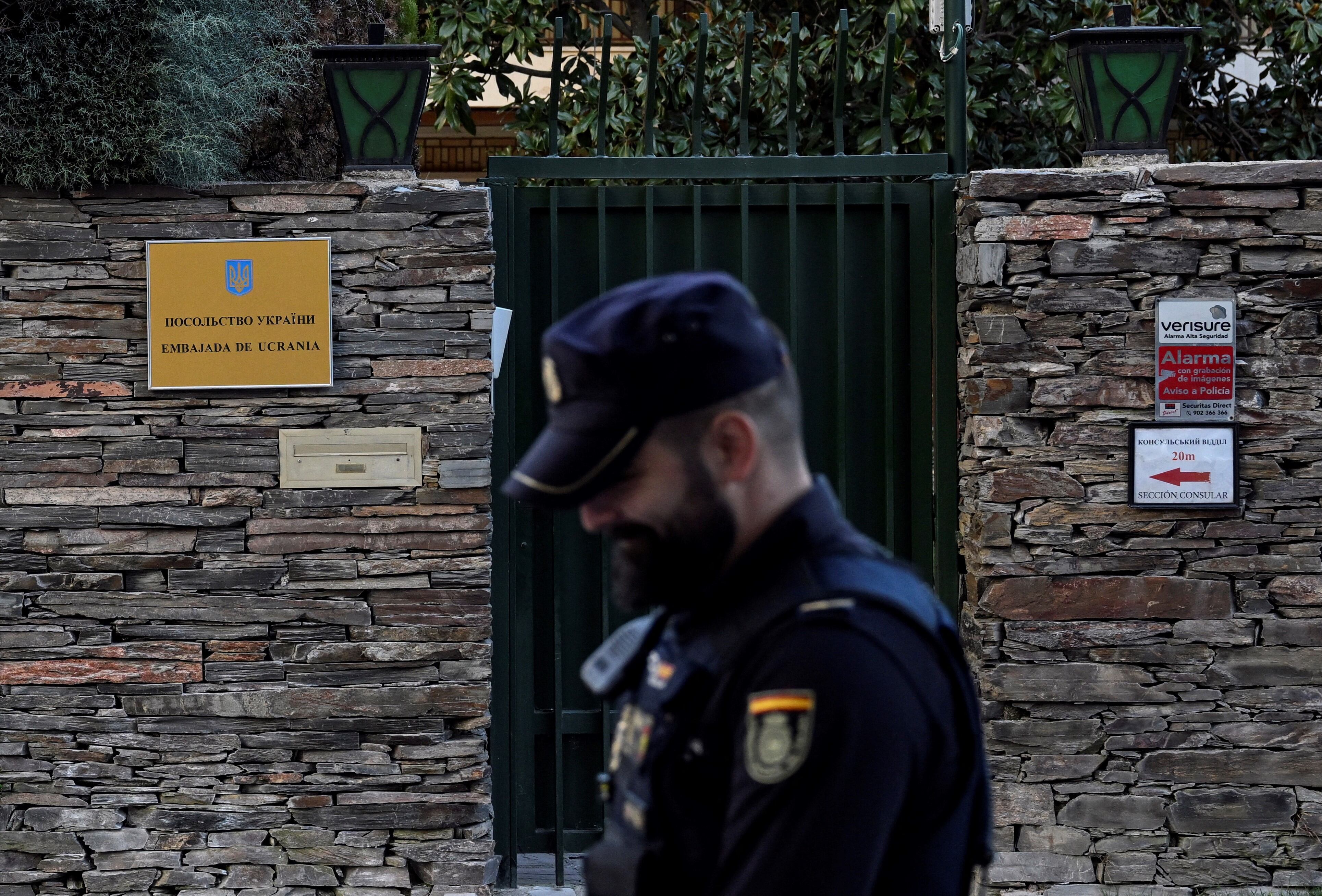 Policía español frente a la embajada de Ucrania en Madrid. 
(Foto: OSCAR DEL POZO/AFP via Getty Images)