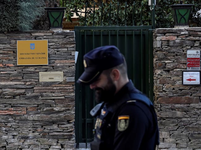 Policía español frente a la embajada de Ucrania en Madrid. 
(Foto: OSCAR DEL POZO/AFP via Getty Images)