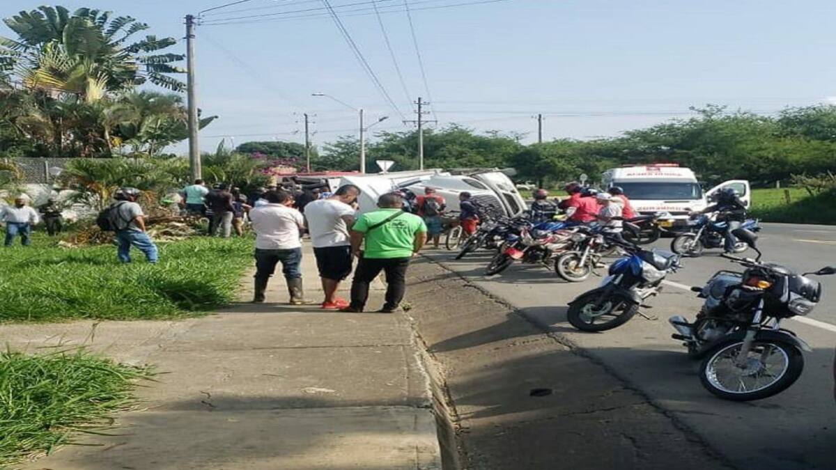 Camión que transportaba cerveza se volcó sobre la vía
