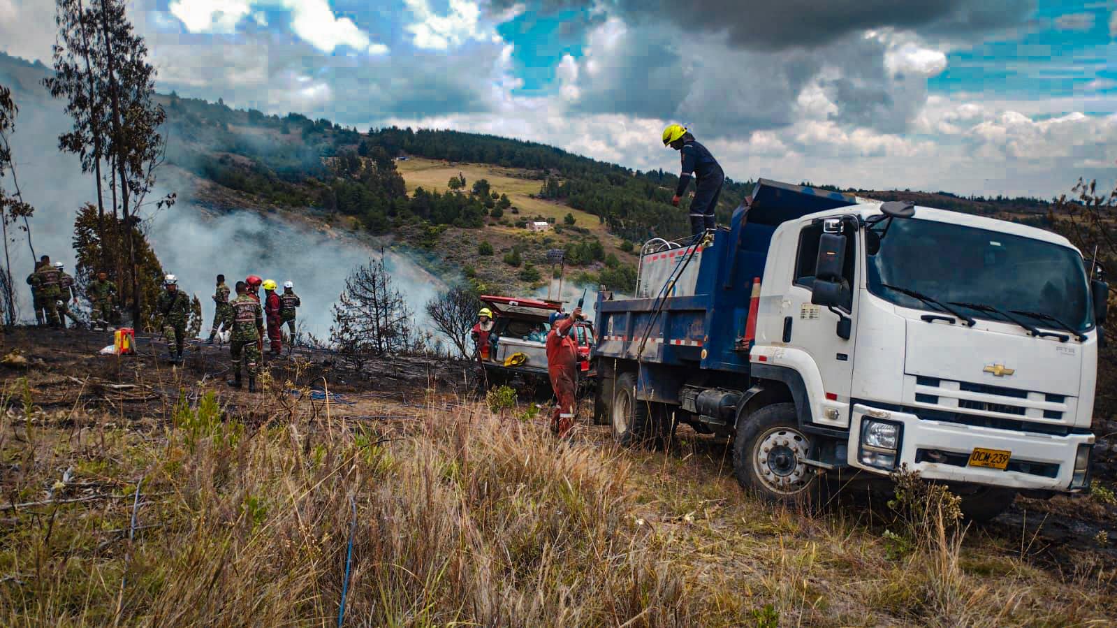 El fuego amenaza con destruir el acueducto veredal que abastece de agua potable a la comunidad, mientras equipos de emergencia trabajan contrarreloj para contener las llamas.