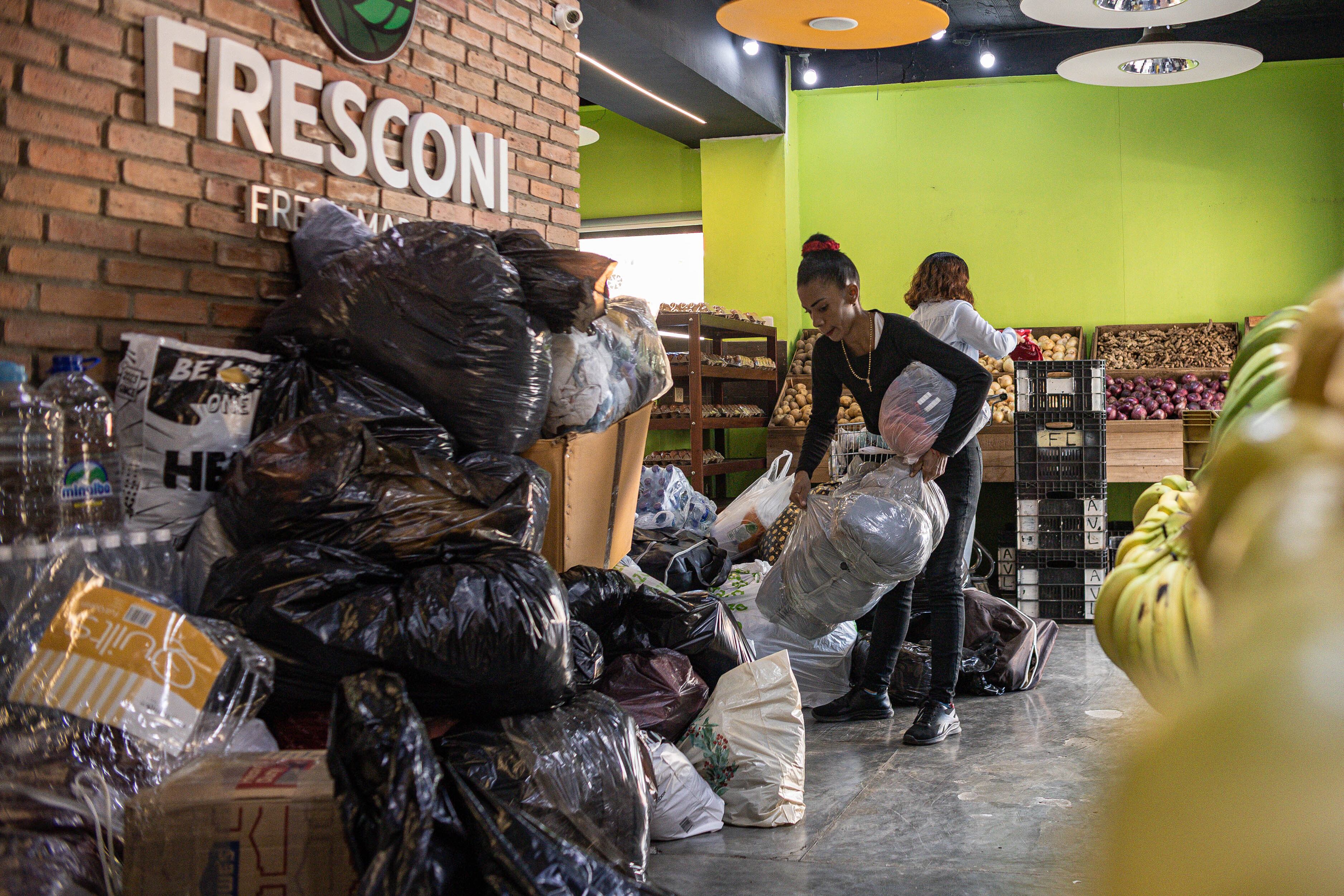 Varias personas organizan donaciones para los afectados por las fuertes lluvias en Venezuela.
EFE/ Miguel Gutiérrez
