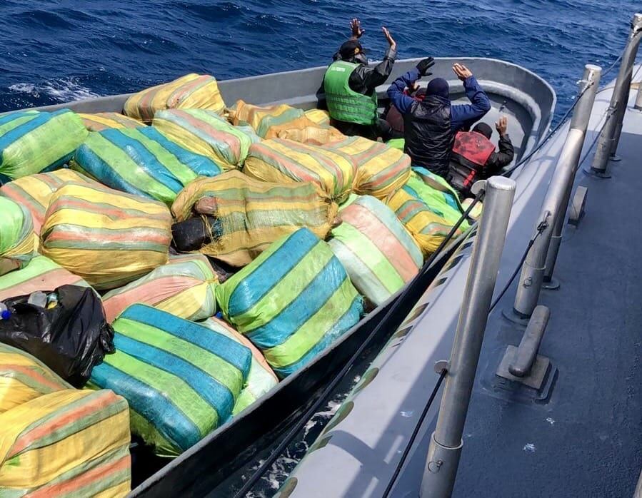 La droga era transportada por dos nicaragüenses, un costarricense y un colombiano en aguas del Pacífico.