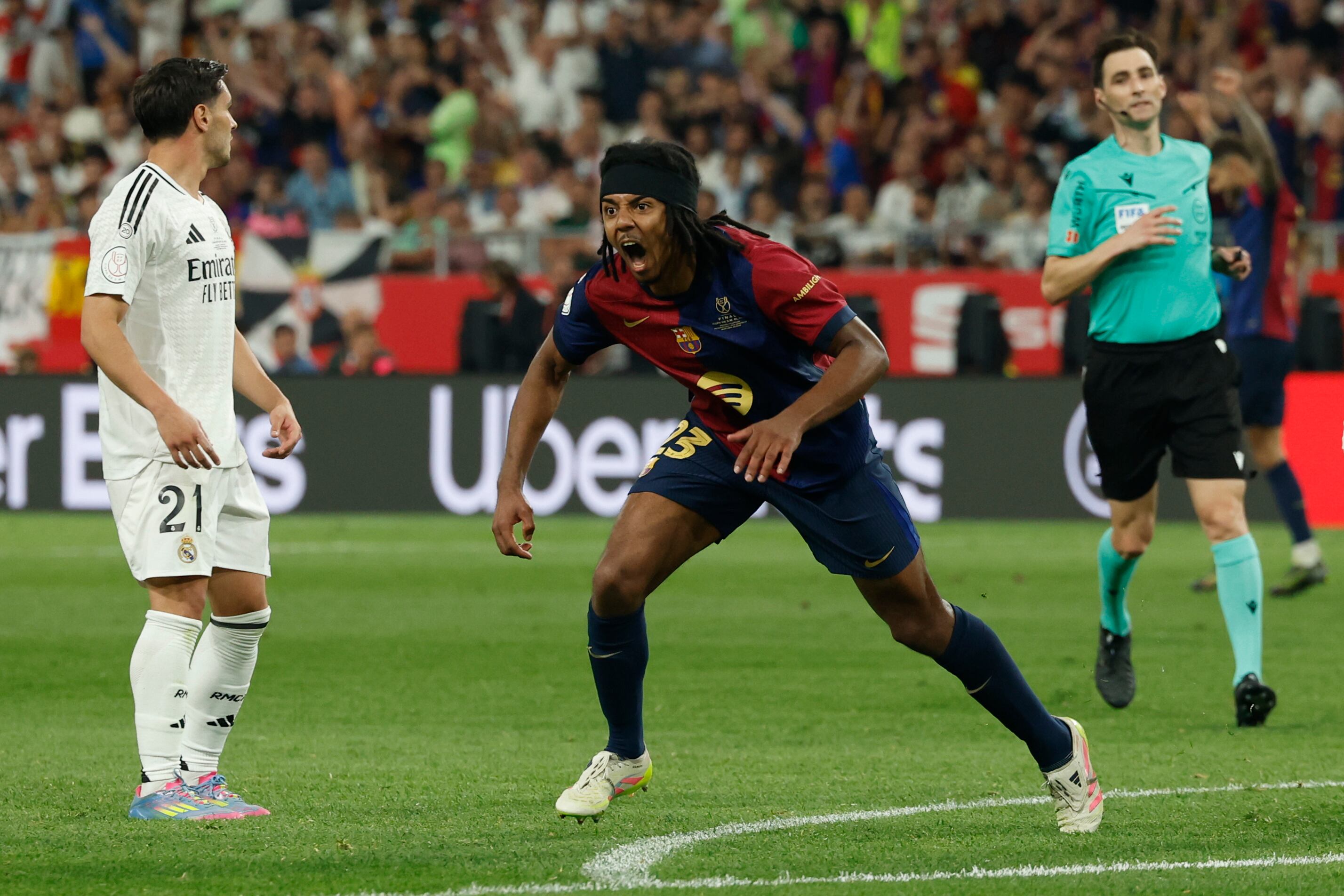 SEVILLA, 26/04/2025.- El defensa del FC Barcelona Jules Koundé celebra su gol, el tercer gol blaugrana, durante la final de la Copa del Rey que disputan Real Madrid y FC Barcelona hoy sábado en el estadio de La Cartuja, en Sevilla. EFE/Julio Muñoz