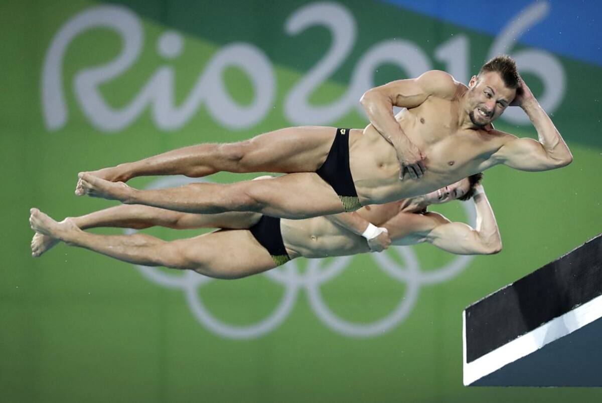 Los alemanes Sascha Klein y Patrick Hausding durante la prueba de salto sincronizado en la plataforma de 10 metros.