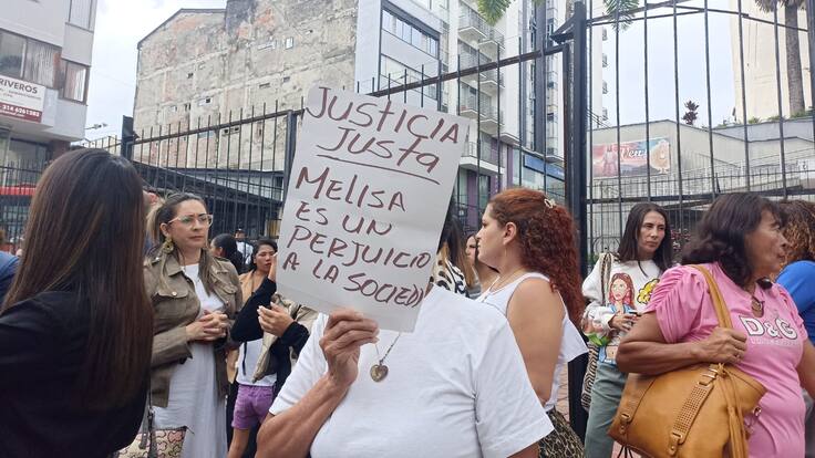 Familiares de motociclista fallecido en accidente en Armenia