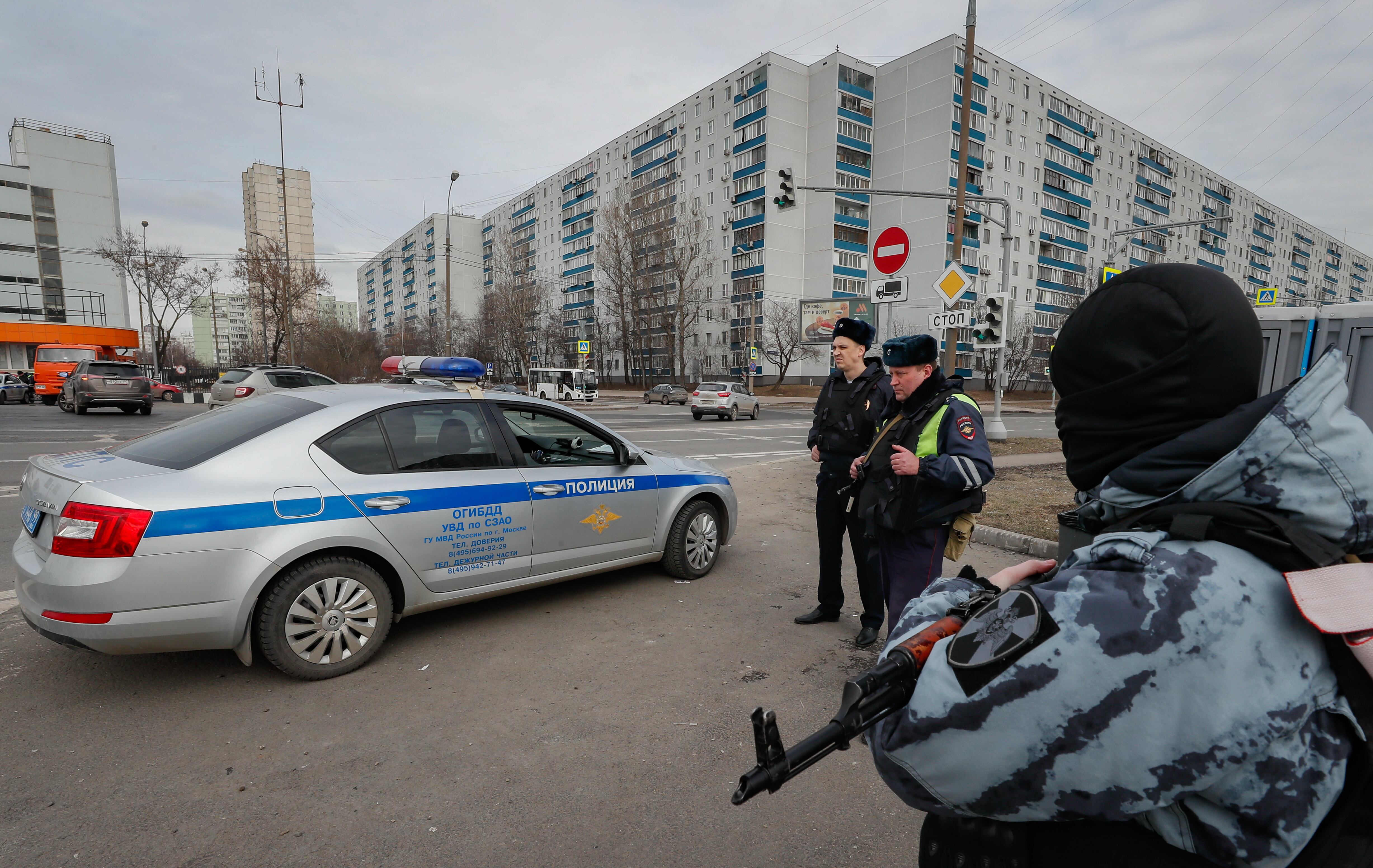 Moscow (Russian Federation), 26/03/2024.- Police officers patrol a street following a terrorist attack at the Crocus City Hall concert venue, as mourners gather at victims' memorial, four days after a terrorist attack in Krasnogorsk, outside Moscow, Russia, 26 March 2024. At least 137 people were killed and more than 100 hospitalized after a group of gunmen attacked the concert hall in the Moscow region on 22 March evening, Russian officials said. Eleven suspects, including all four gunmen directly involved in the terrorist attack, have been detained, according to Russian authorities. (Terrorista, Atentado terrorista, Rusia, Moscú) EFE/EPA/YURI KOCHETKOV